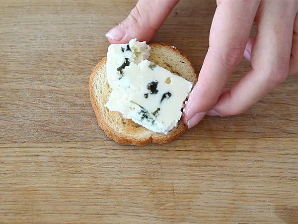 Toast med Roquefort, valnötter och honung - Beredning steg 1