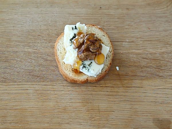 Toast med Roquefort, valnötter och honung - Beredning steg 2