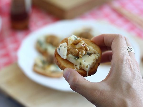 Toast med Roquefort, valnötter och honung - Beredning steg 3