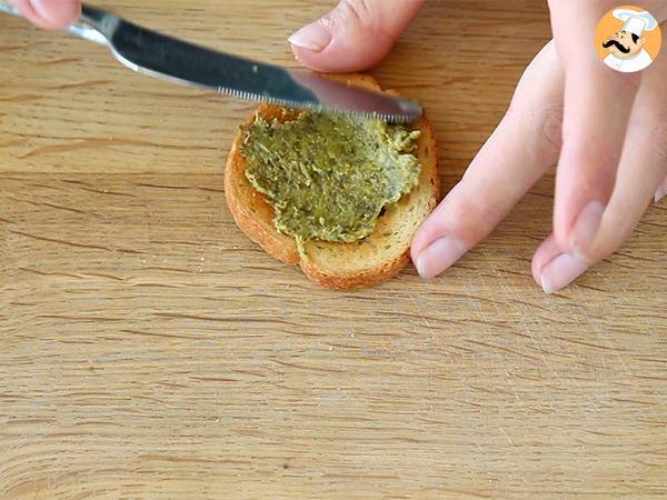 Toast med pesto, parmesan och soltorkade tomater - Beredning steg 1