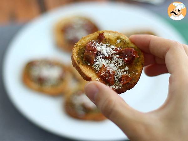 Toast med pesto, parmesan och soltorkade tomater - Beredning steg 3