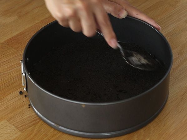 Brownie med jordnötssmör och Oreo-kakor - Beredning steg 2