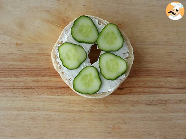 Bagel med lax, gurka och färskost - Beredning steg 2