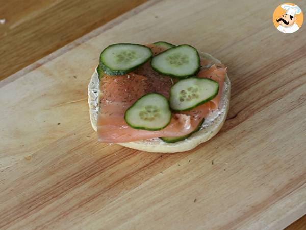Bagel med lax, gurka och färskost - Beredning steg 3