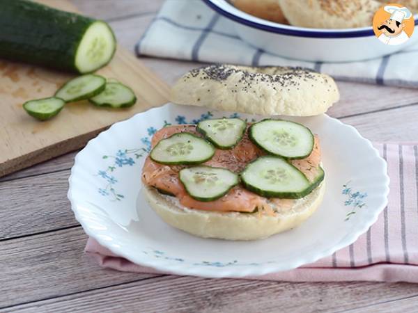 Bagel med lax, gurka och färskost - Beredning steg 4