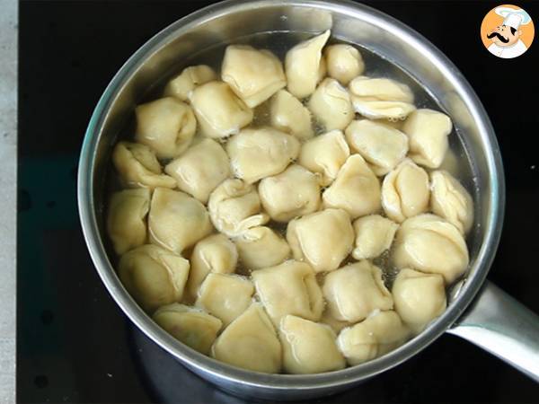 Tortellini med parmesan, skinka och basilika - Beredning steg 8