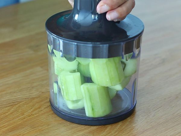 Tzatziki, den grekiska gurk- och yoghurtsåsen - Beredning steg 2