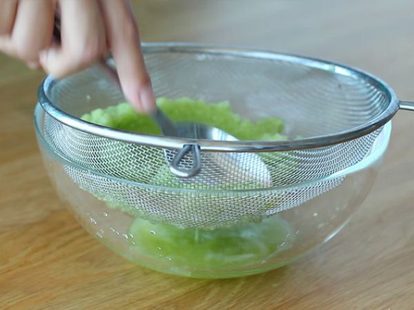 Tzatziki, den grekiska gurk- och yoghurtsåsen - Beredning steg 3