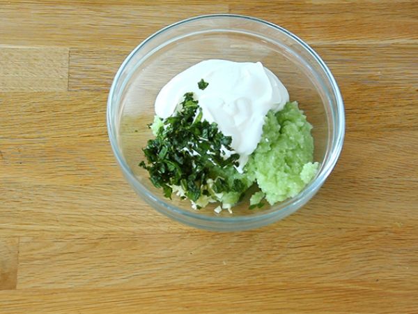 Tzatziki, den grekiska gurk- och yoghurtsåsen - Beredning steg 4