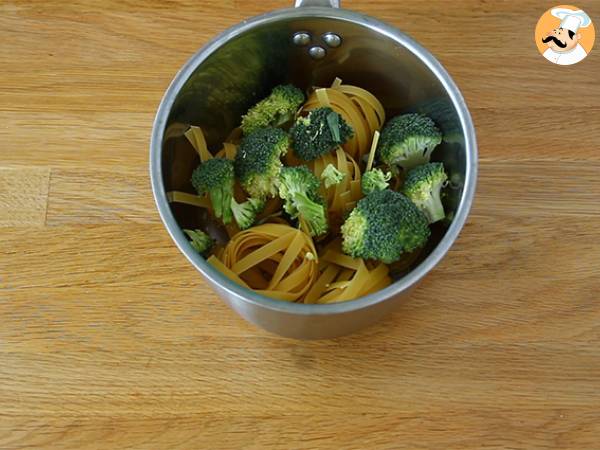 Pasta i en gryta - Tagliatelle med lax och broccoli - Beredning steg 1