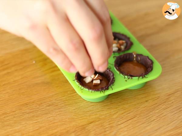 Choklad fylld med saltad smörkola och mandel - Beredning steg 3