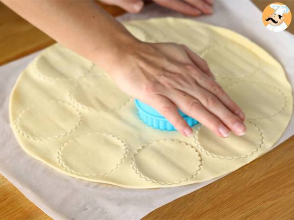 Mini galetter des rois med chokladbitar - Beredning steg 1