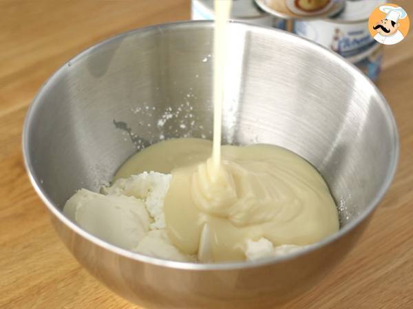Cheesecake med sötad kondenserad mjölk och röd fruktkompott - Beredning steg 2