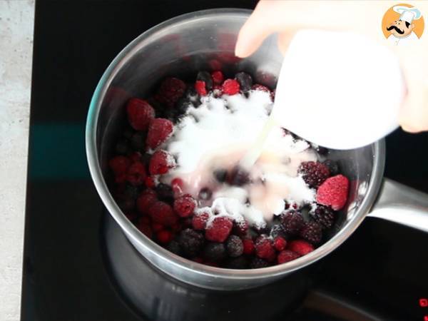 Cheesecake med sötad kondenserad mjölk och röd fruktkompott - Beredning steg 5