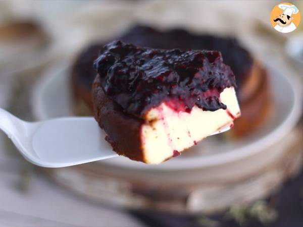 Cheesecake med sötad kondenserad mjölk och röd fruktkompott - Beredning steg 7