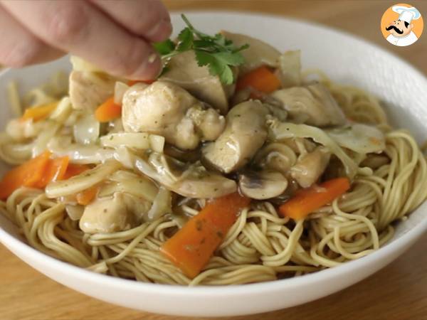 Chow mein (chao men), kinesiska nudlar med kyckling och grönsaker - Beredning steg 7