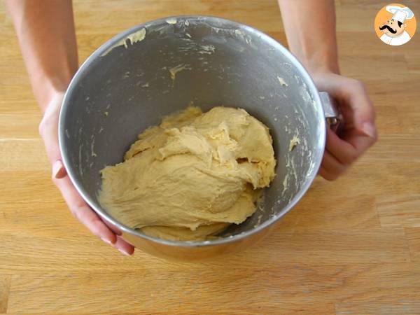Kinesisk brioche, fylld med vaniljkräm och chokladbitar - Beredning steg 2