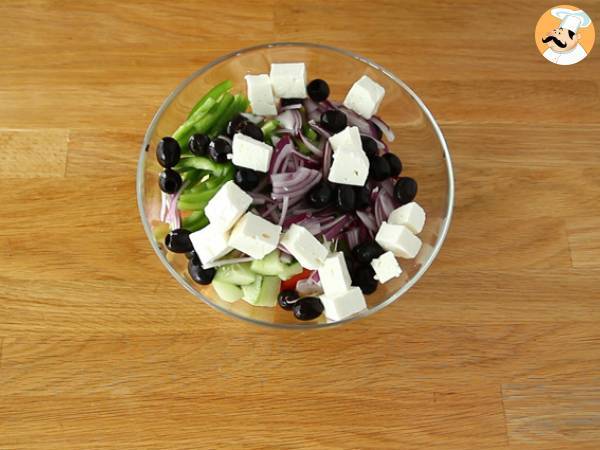 Grekisk sallad eller horiatiki - Beredning steg 2