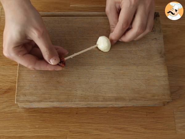 Kebaber med mozzarella, rökt skinka och soltorkade tomater för aperitif - Beredning steg 2