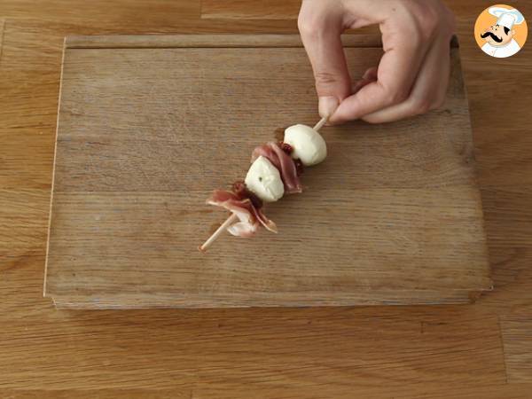 Kebaber med mozzarella, rökt skinka och soltorkade tomater för aperitif - Beredning steg 3