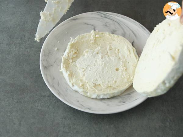 Brie med aprikos- och mandelfyllning - Beredning steg 1