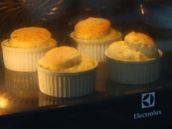 Sufflé med rökt lax och färskost - Beredning steg 5