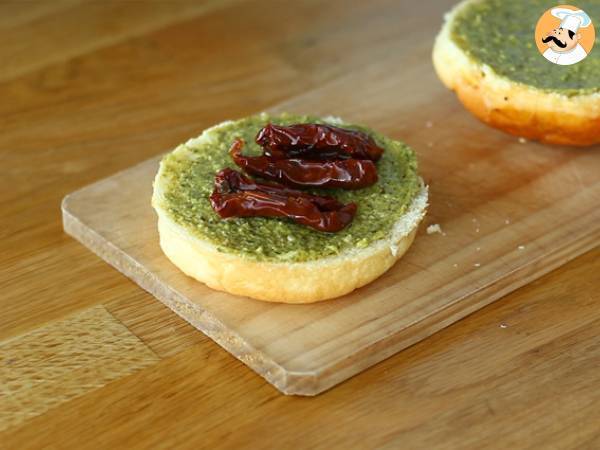 Italiensk burgare: pesto, soltorkade tomater, mozzarella - Beredning steg 2