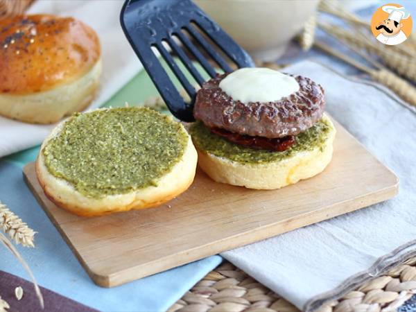 Italiensk burgare: pesto, soltorkade tomater, mozzarella - Beredning steg 4