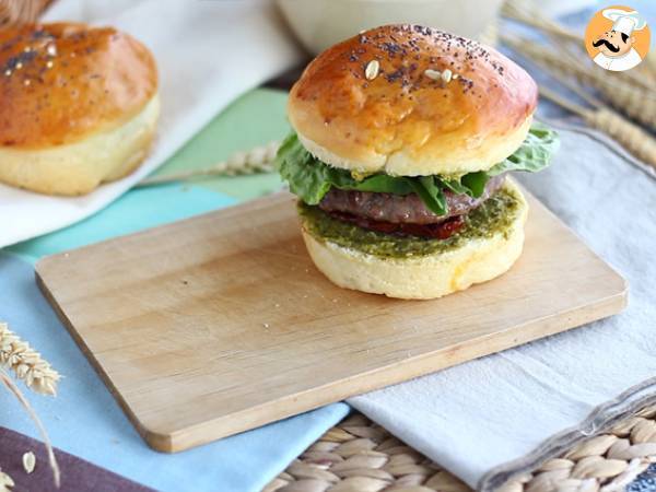 Italiensk burgare: pesto, soltorkade tomater, mozzarella - Beredning steg 5
