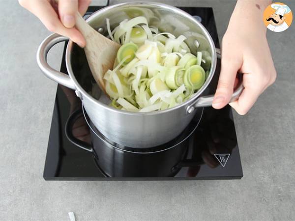 Soppa på purjolök, kokosmjölk och curry - Beredning steg 1