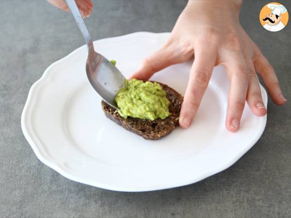 Avokado toast med pocherat ägg - Beredning steg 3
