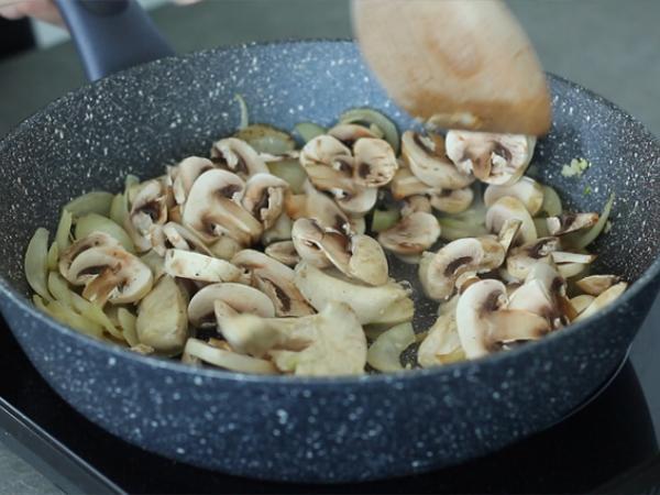 Krämig kyckling med champinjoner - Beredning steg 2