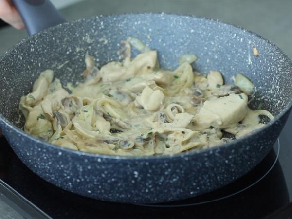 Krämig kyckling med champinjoner - Beredning steg 3