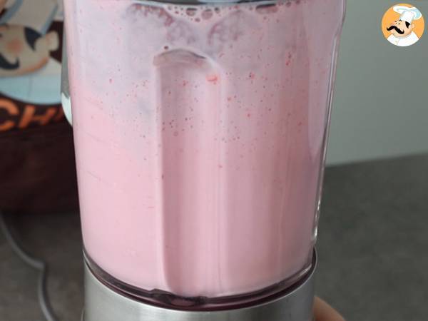 Hallon- och jordgubbsmilkshake - Beredning steg 2