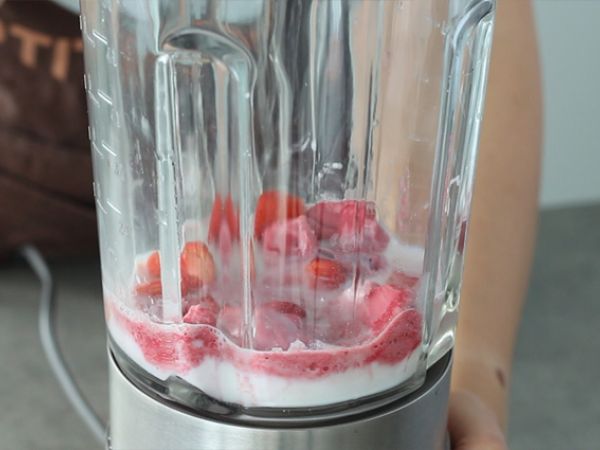 Vegansk milkshake med röda frukter - Beredning steg 2