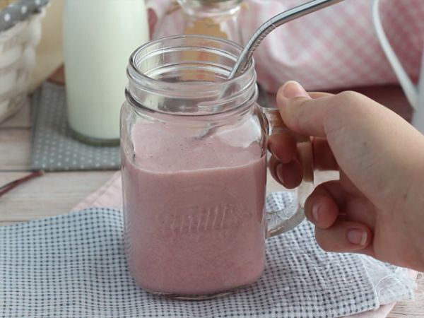 Vegansk milkshake med röda frukter - Beredning steg 3