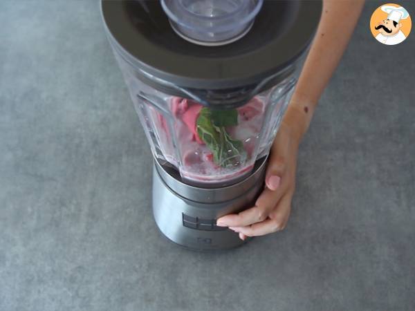 Vegansk hallon- och mintmilkshake - Beredning steg 2