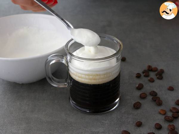 Irish Coffee (kaffe med whisky och vispgrädde) - Beredning steg 3
