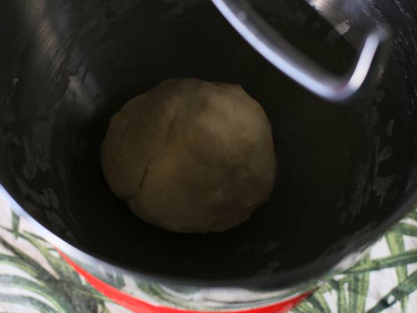 Flätade brödrullar med pesto - Beredning steg 1