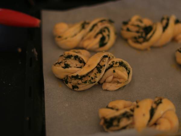 Flätade brödrullar med pesto - Beredning steg 8