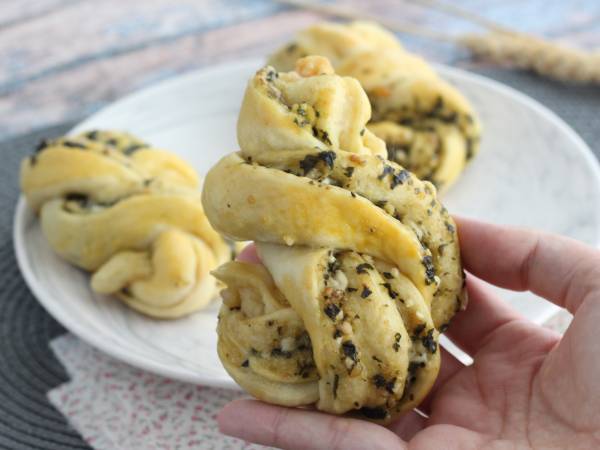 Flätade brödrullar med pesto - Beredning steg 10