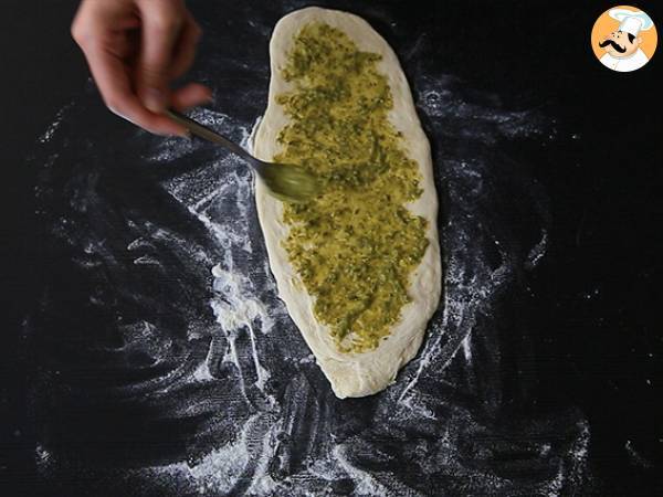 Flätade brödrullar med grön pesto - Beredning steg 3