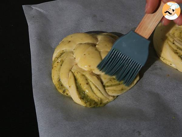 Flätade brödrullar med grön pesto - Beredning steg 7