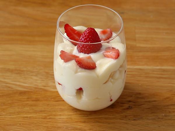Kylda jordgubbstiramisu i verriner - Beredning steg 6
