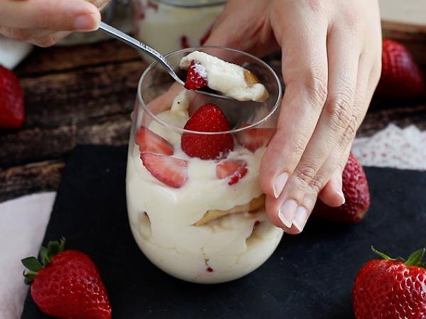 Kylda jordgubbstiramisu i verriner - Beredning steg 7