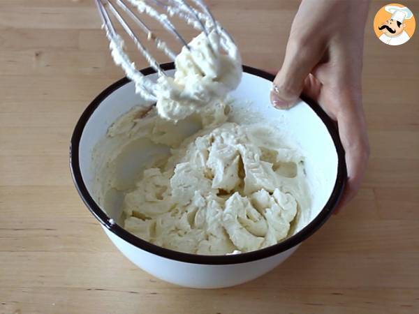 Morotskaka med cheesecakefyllning - Beredning steg 1