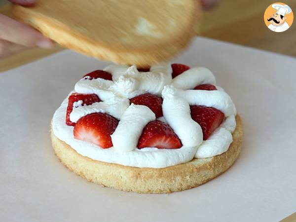 Våningstårta med jordgubbar och mascarponekräm - Beredning steg 8