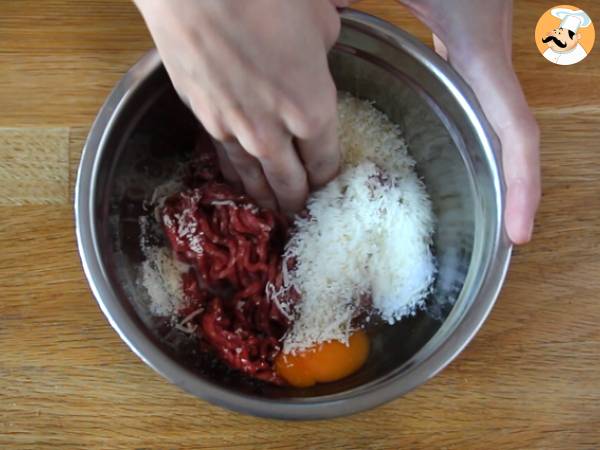 Kalvköttbullar fyllda med mozzarellaost - Beredning steg 2