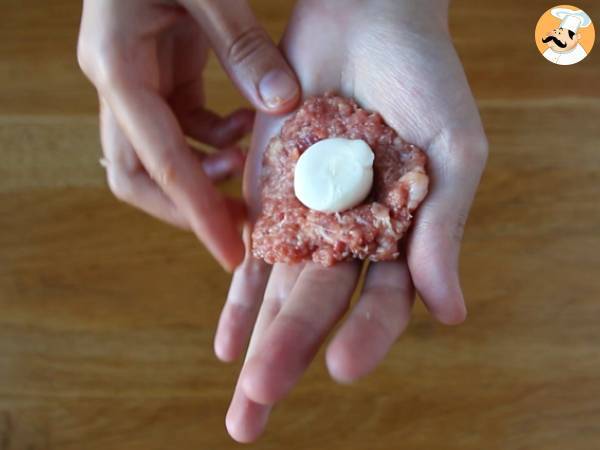 Kalvköttbullar fyllda med mozzarellaost - Beredning steg 3