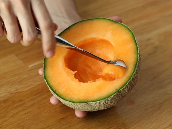 Melonsallad på melon - Beredning steg 1